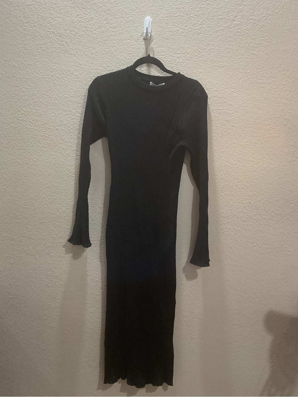 Slim Fit Black Ribbed Long-Sleeve Midi Dress
